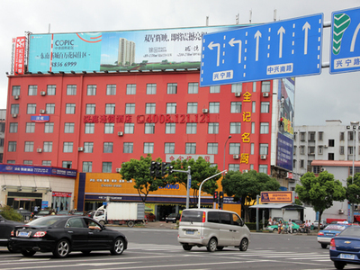 兩年未拆的違章廣告牌何時了結？寧波廣告設計與城市治理的困局